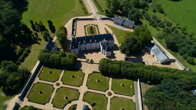Vue aérienne du château et des jardins d’Hauterives