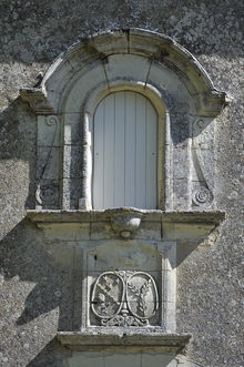 Blason Berset-Lilavois et niche devant la chapelle