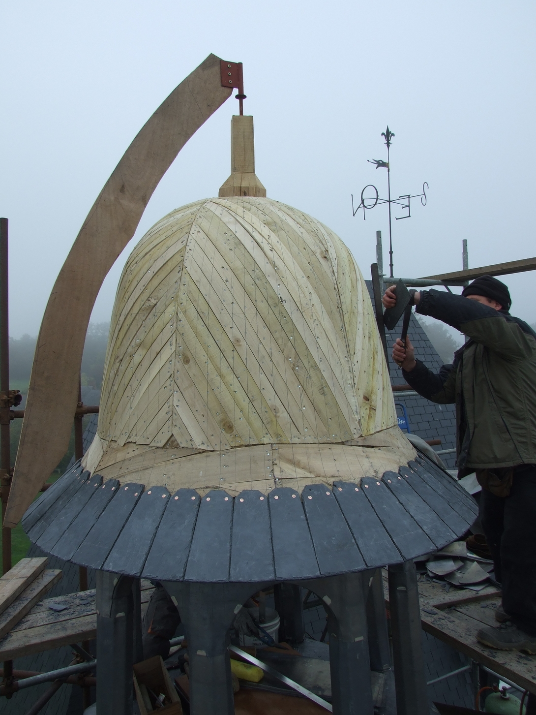 Château des Arcis - Le donjon - Clocheton ouvert, avec ses voliges en peuplier, et le « simblot » sorte de compas sur mesure permettant le tracé de l’emplacement des ardoises sur les voliges