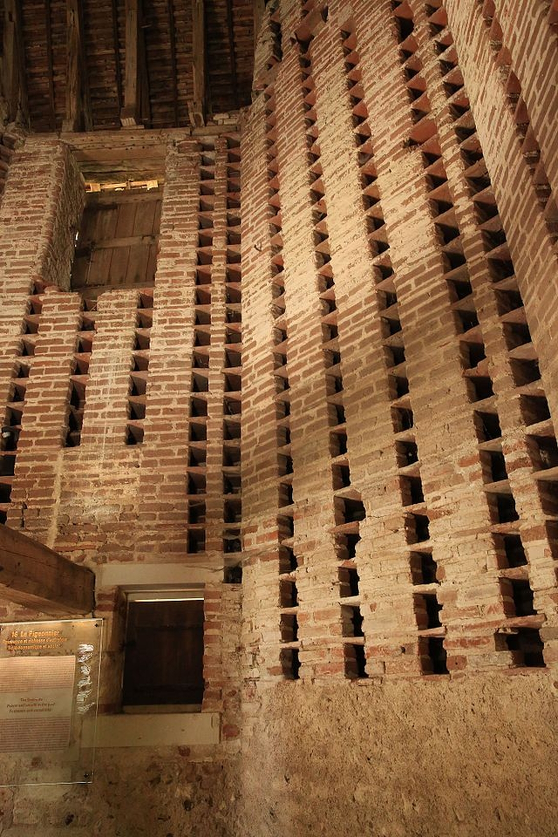 Château des Arcis - Le Pigeonnier - boulins intérieurs du pigeonnier du clos