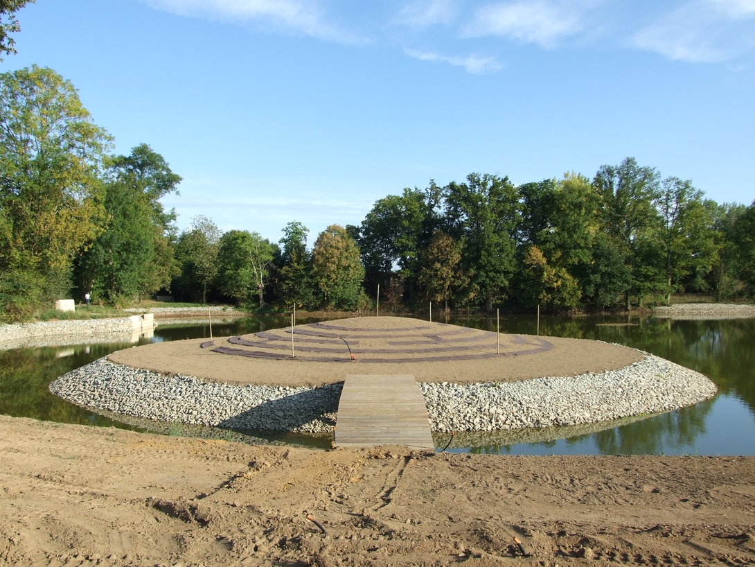 Château des Arcis -  L’Ile Labyrinthe - Installation d'un pont tuteurs pour les arbres