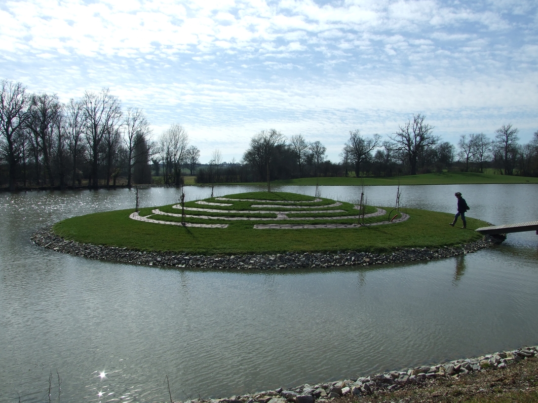 Château des Arcis -  L’Ile Labyrinthe - Arbres plantés, charmes en place