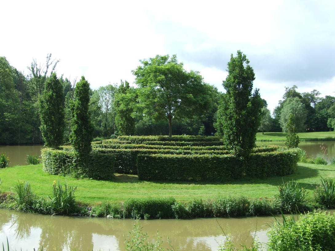 Château des Arcis -  L’Ile Labyrinthe - 10 ans plus tard les arbres ont poussé
