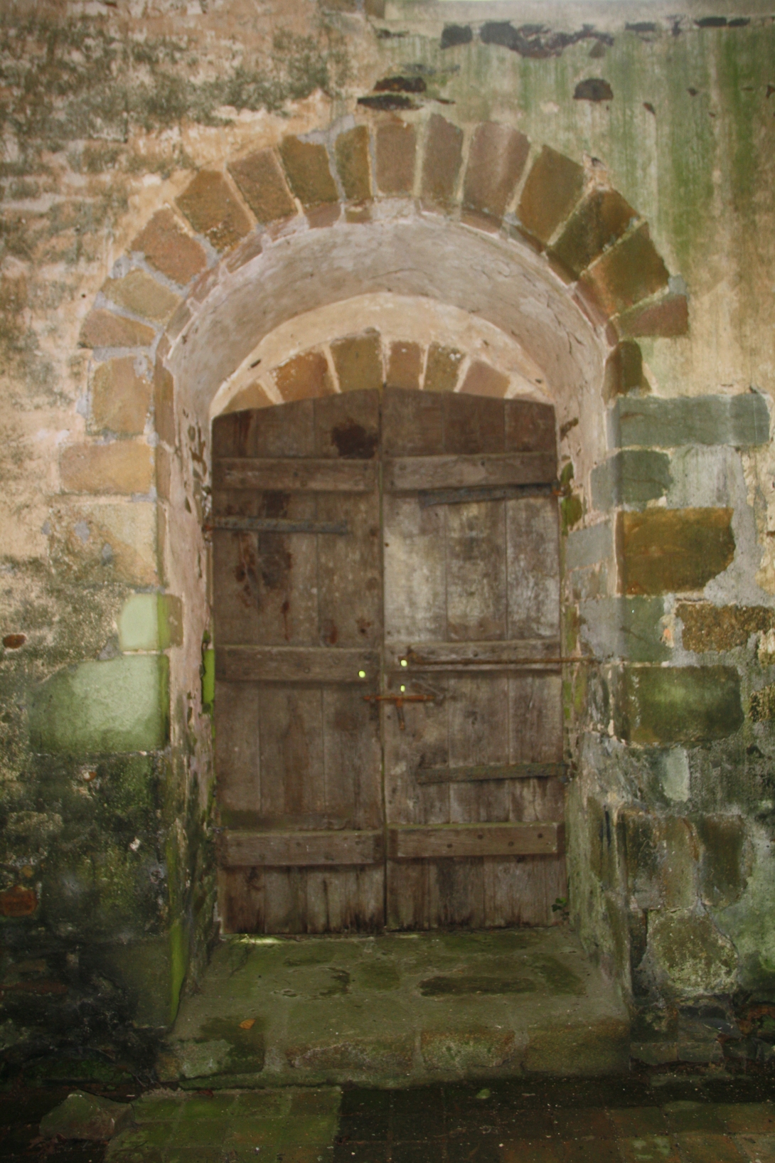 Abbaye de Clairmont - Transept Nord - Porte des morts