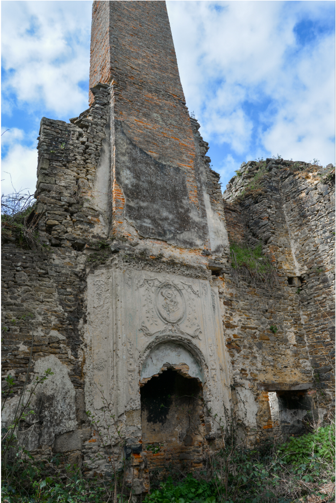 Abbaye de Clairmont - Bâtiment Sud - Cheminée et son trumeau ancien