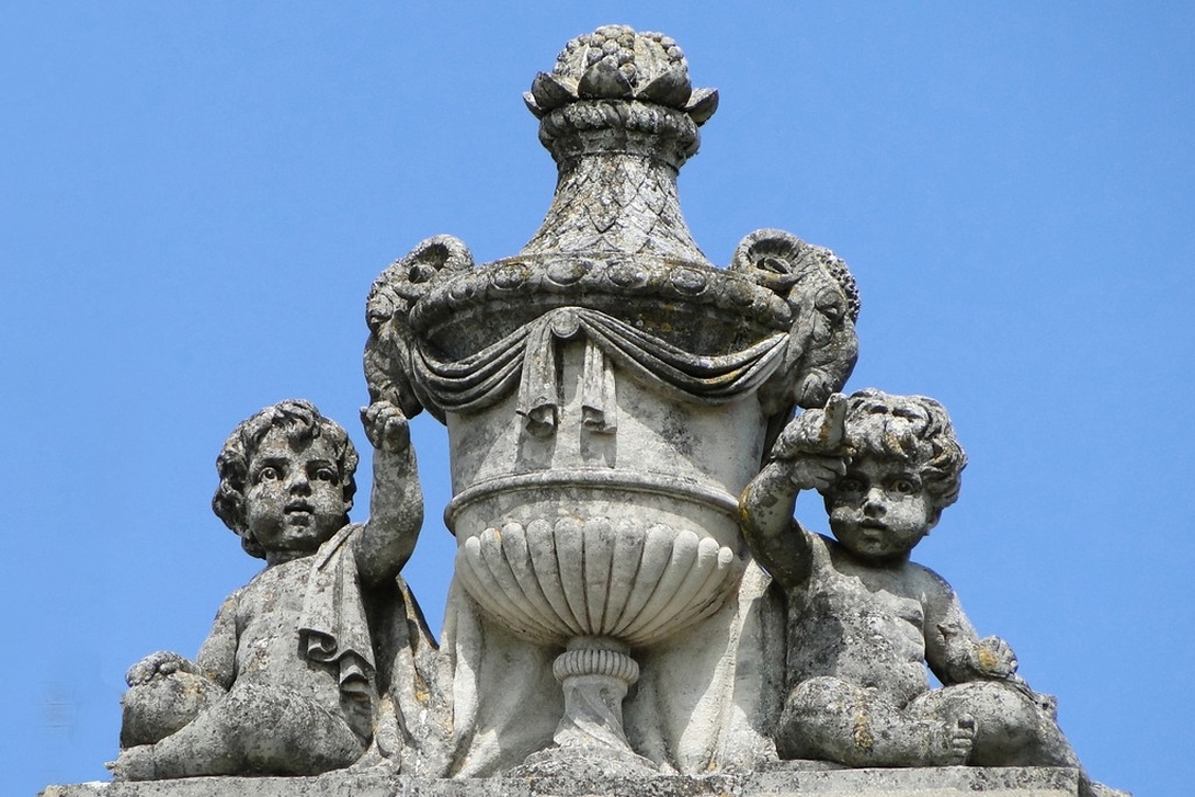 puttis ornant la toiture