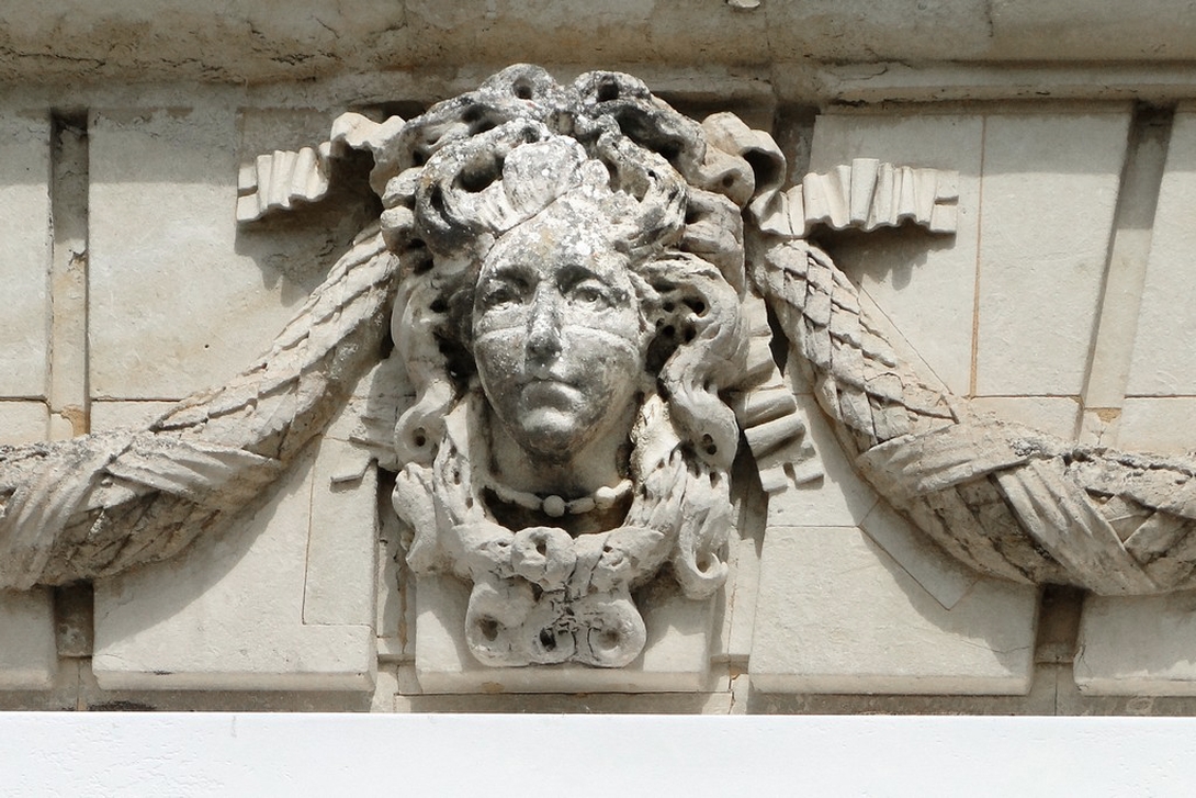 sculpture tête de femme sur la façade